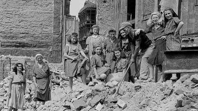 Tyskland efter kriget, kvinnor och sönderbombade städer. En hög stenar.