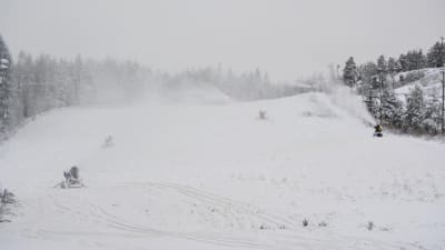 Snökanonerna jobbar för fullt i slalombacken i Påminne.