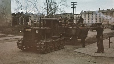 Krigsbytestraktor och fångar i Viborg 1941.