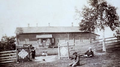 Lapsia talon edustalla 1800-luvulla. 