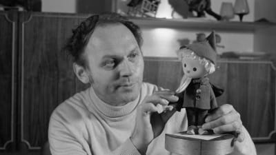 Gerhard Behrendt år 1979 med sin skapelse, med dockan das Sandmännchen (John Blund)
