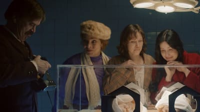 Rollfigurer i filmen Näkemiin Neuvostoliitto hänger över en kuvös i en dämpad sjukhussal. 