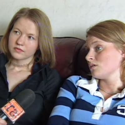 Två unga kvinnor som blir intervjuade