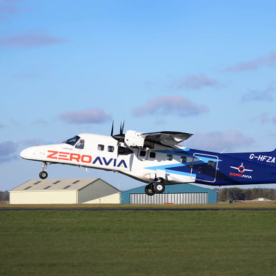 ZeroAvia on aloittanut vetylentokoneen testilennot. 19-paikkaisen Dornier 228 -lentokoneen vasemmassa siivessä oleva potkuri pyörii vetypolttokennolla ja sähkömoottorilla.