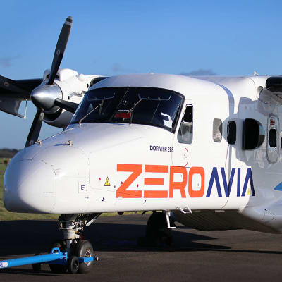 ZeroAvian Dornier 228-potkuriturbiinikone, jonka vasenta potkuria pyörittää sähkömoottori. Se saa tarvittavan sähkön kahdesta vetypolttoainekennosta. 