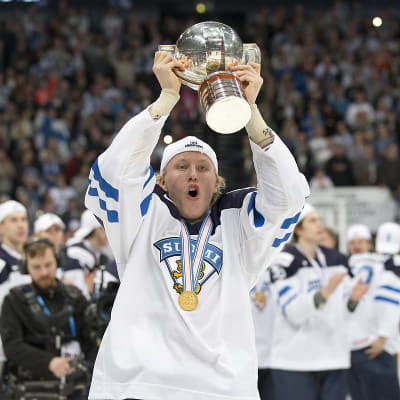 Patrik Laine lyfter JVM-bucklan, januari 2016.