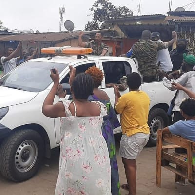 Invånare applåderar säkerhetsstyrkor i Libreville den 30 augusti 2023.