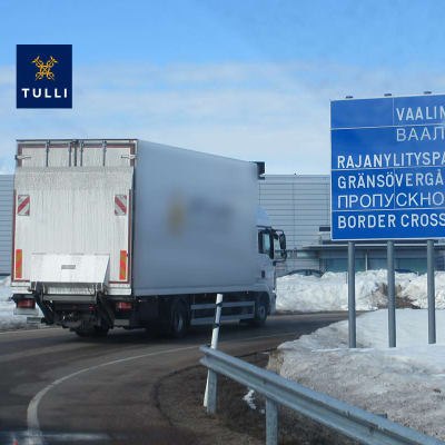 En lastbil med ryska konstföremål kör mot gränsövergången i Vaalimaa.
