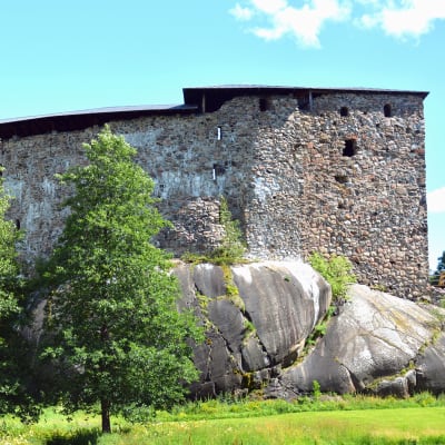 Ett bildcollage med kocken Michael Björklund till vänster och Raseborgs slottsruiner till höger.