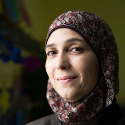 Palestiinalainen opettaja Hanan al Hroub on kehittänyt opetusta, jolla ehkäistään väkivaltaista käytöstä lapsissa. Hän on kirjoittanut aiheesta myös kirjan.