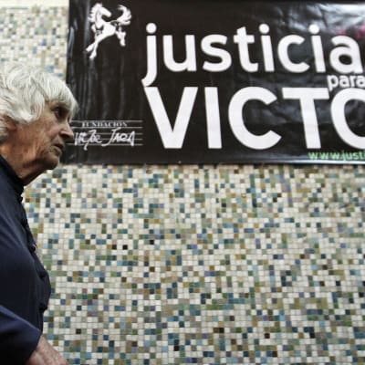 Vanhan naisen vieressä on juliste, jossa lukee oikeutta Victorille. 