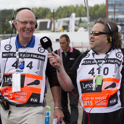Ralliradio 2015: Tony Melville ja Jussi Lindroos Paviljongin huoltpparkissa.