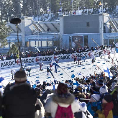 Yleisöä ladun varressa.