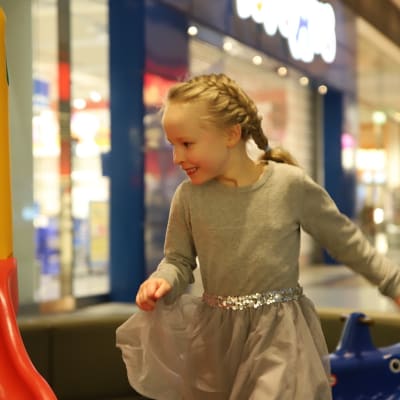 Kuusivuotias Kaisla Hakala-Rahko leikkii ostoskeskuksen leikkipaikassa.