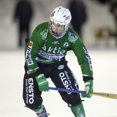 Akillesspelaren Ville-Veikko Angeria åker skridsko under en bandymatch.