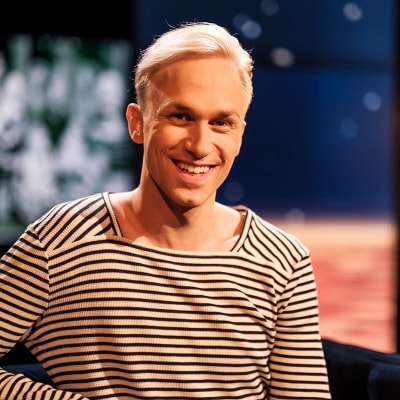 Skådespelaren Christoffer Strandberg sitter i Daniel Olins tv-studio