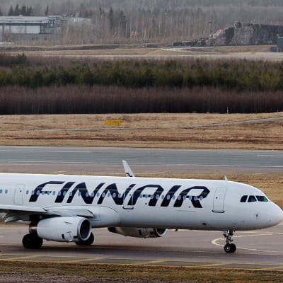 Finnairin lentokoneita Helsinki-Vantaan lentokentällä Vantaalla 12. maaliskuuta 2020.