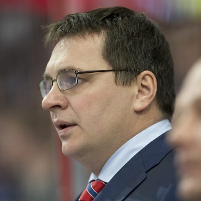 SKA-valmentaja Andrei Nazarov kuvassa