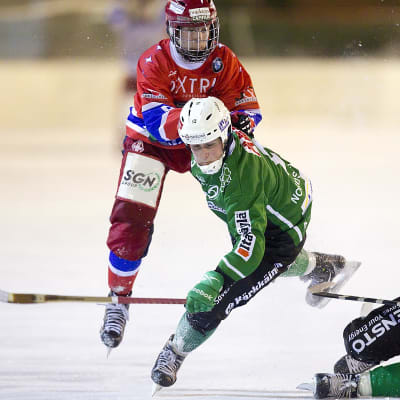 Joakim Nordström i närkamp med en HIFK-spelare.