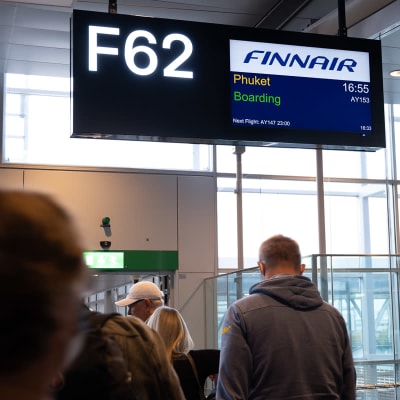 Passagerare på väg att borda Finnairs plan från Stockholm till Phuket.  