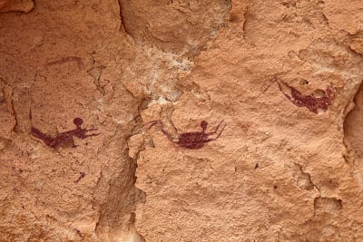 Hällmålningar i den så kallade Simmarnas grotta i Saharaöknen.