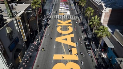 Texten Black Lives Matter målad på en gata