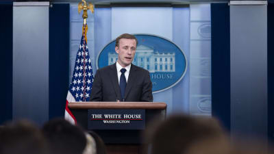 Jake Sullivan, en vit medelålders man med blåa ögon och tunnande ljusbrunt hår, står och talar till pressen i Vita husets pressrum.