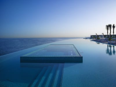Lyxön Burj Al Arab Terraces infinity pool.