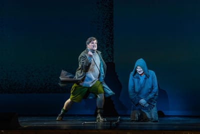 Siegfried (Daniel Brenna) ja Vaeltaja (Tommi Hakala) kohtaavat oopperakohtauksessa.