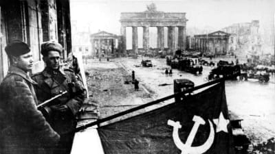 Sovjetiska trupper hissar flaggan vid Unter den Linden i samband med bafriandet av Berlin under andra världskriget