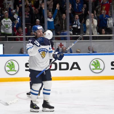 Leo Komarov jublar efter att ha fört upp Finland i 3-2-ledning mot USA.