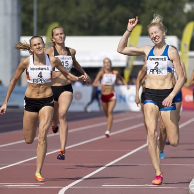 Sara Kuivisto slår Zenitha Eriksson i spurten, 800 meter FM 2016.