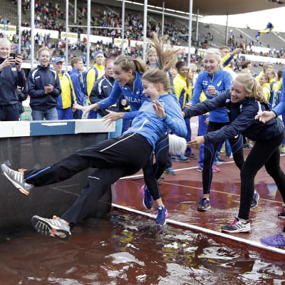 Finlands flickkapten slängs i vattengraven, Sverigekampen 2014.