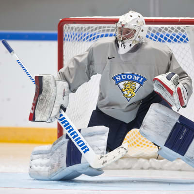Mikko Koskinen står i mål också mot Tyskland.
