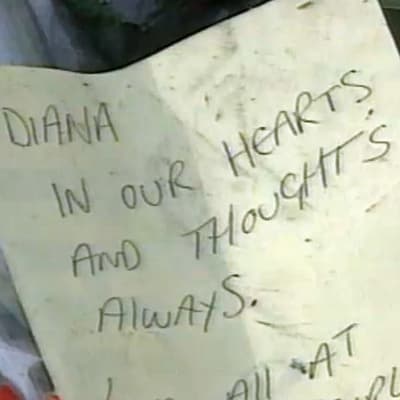 En lapp var det står "Diana in our hearts and thoughts always."