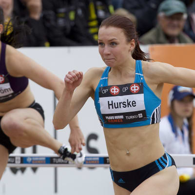 Reetta Hurske tar sig över häckar i Paavo Nurmi Games i Åbo.