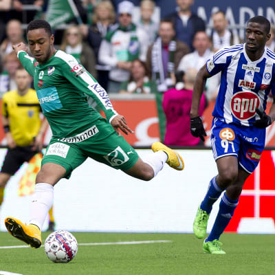 Brian span skjuter bollen.