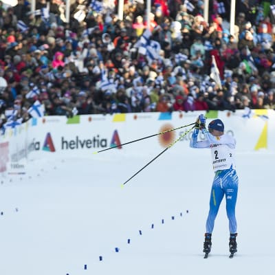 Matti Heikkinen åker in i mål, skiathlon, VM 2017.