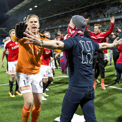 Tomi Maanoja försöker stoppa fans från att storma planen, HIFK-HJK, hösten 2016.