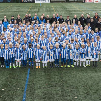 Alla Åbo Uniteds knattar samlade på säsongavslutningen i oktober 2015.