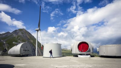 År 2016 byggdes Europas största vindpark i Valais, Schweiz. Möllornas blad är 45 meter långa och väger 11 ton.