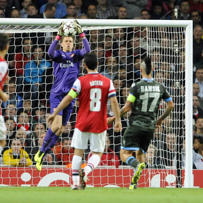 Arsenal-maalivahti Wojciech Szczesny koppaa pallon