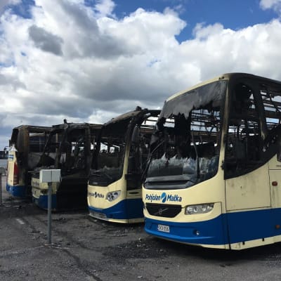 Palossa tuhoutuneita busseja Pohjolan Matkan varikolla