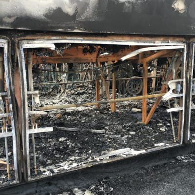 Tulipalon tuhoja Pohjolan Matkan bussivarikolla