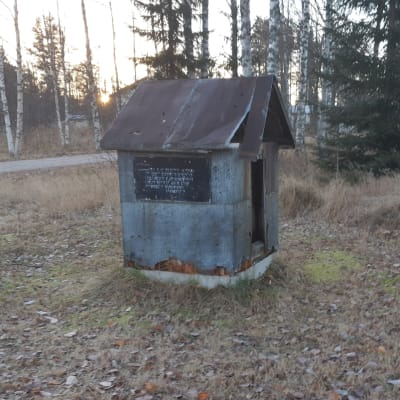 Vanhan varastorakennuksen katto ja seinät ovat heikossa kunnossa. Myös sota-ajasta kertova kyltti rakennuksen kyljessä on haalistunut.
