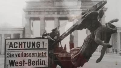 Brandenburger tor i berlin med "fallen ängel"