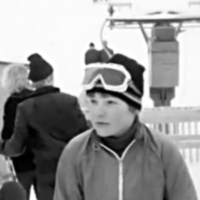 Pojkar i slalombacke intervjuas av Caj Stålström, 1971