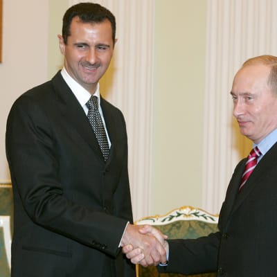 Assad ja Putin kättelee.