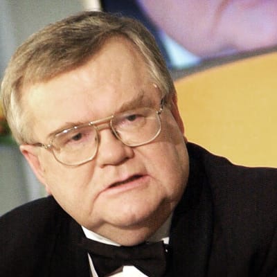 Edgar Savisaar tv-haastattelussa vaali-iltana vuonna 2003.