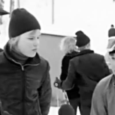 Pojkar i slalombacke intervjuas av Caj Stålström, 1971
